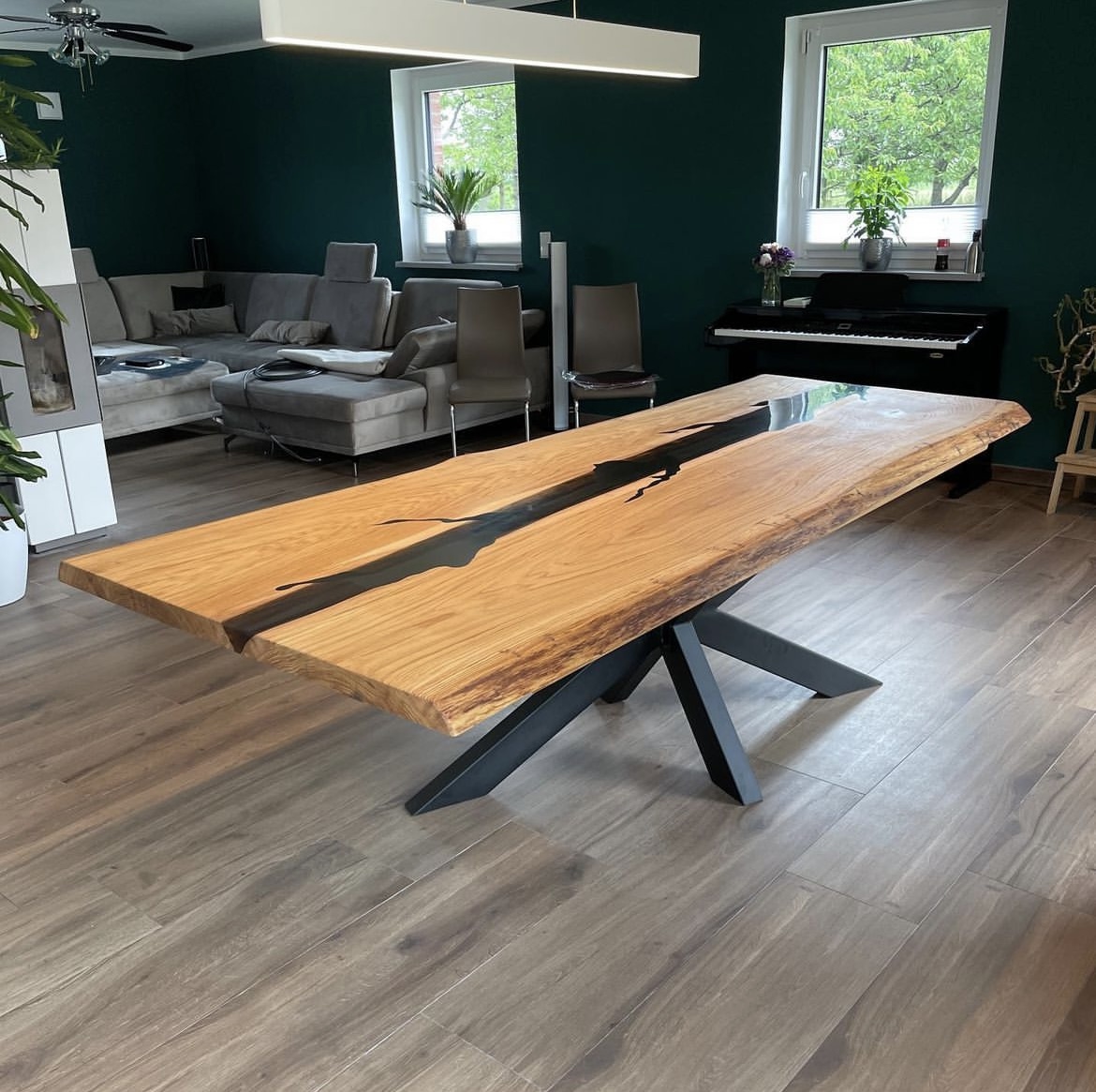 Eichen-Epoxidharz-Designertisch in einem modernen Wohnzimmer